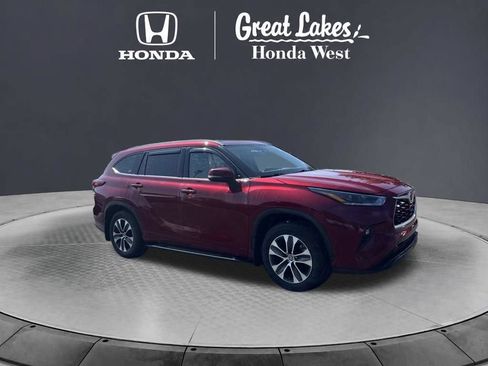Used 2021 Toyota Highlander XLE AWD/4WD image 3