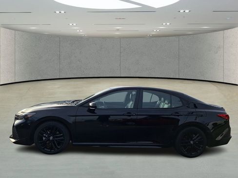 Used 2025 Toyota Camry SE w/ Convenience Package image 2