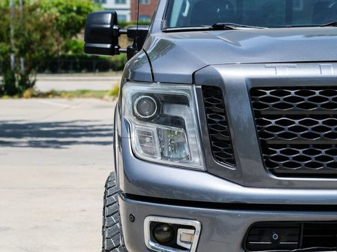 Used 2017 Nissan Titan PRO-4X w/ Pro-4x Convenience Package AWD/4WD image 5