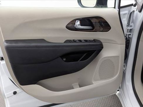 Used 2023 Chrysler Pacifica Limited FWD image 13