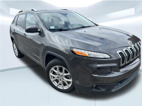 Used 2017 Jeep Cherokee Latitude image 2