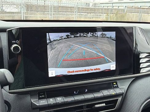 Used 2025 Toyota Camry SE image 30