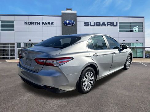 Used 2018 Toyota Camry LE image 3