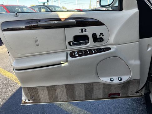 Used 2000 Lincoln Town Car Cartier image 21