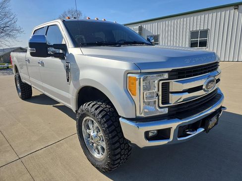 Used 2017 Ford F350 XLT w/ XLT Premium Package image 8