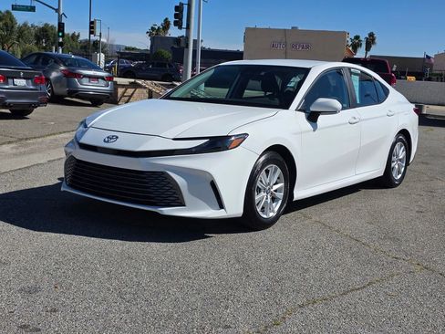 Used 2025 Toyota Camry LE image 10
