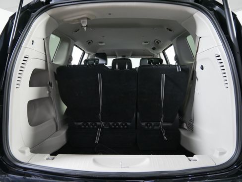 Used 2024 Chrysler Pacifica Touring-L image 18