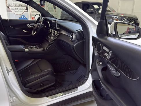 Used 2018 Mercedes-Benz GLC 300 4MATIC w/ Premium Package image 16