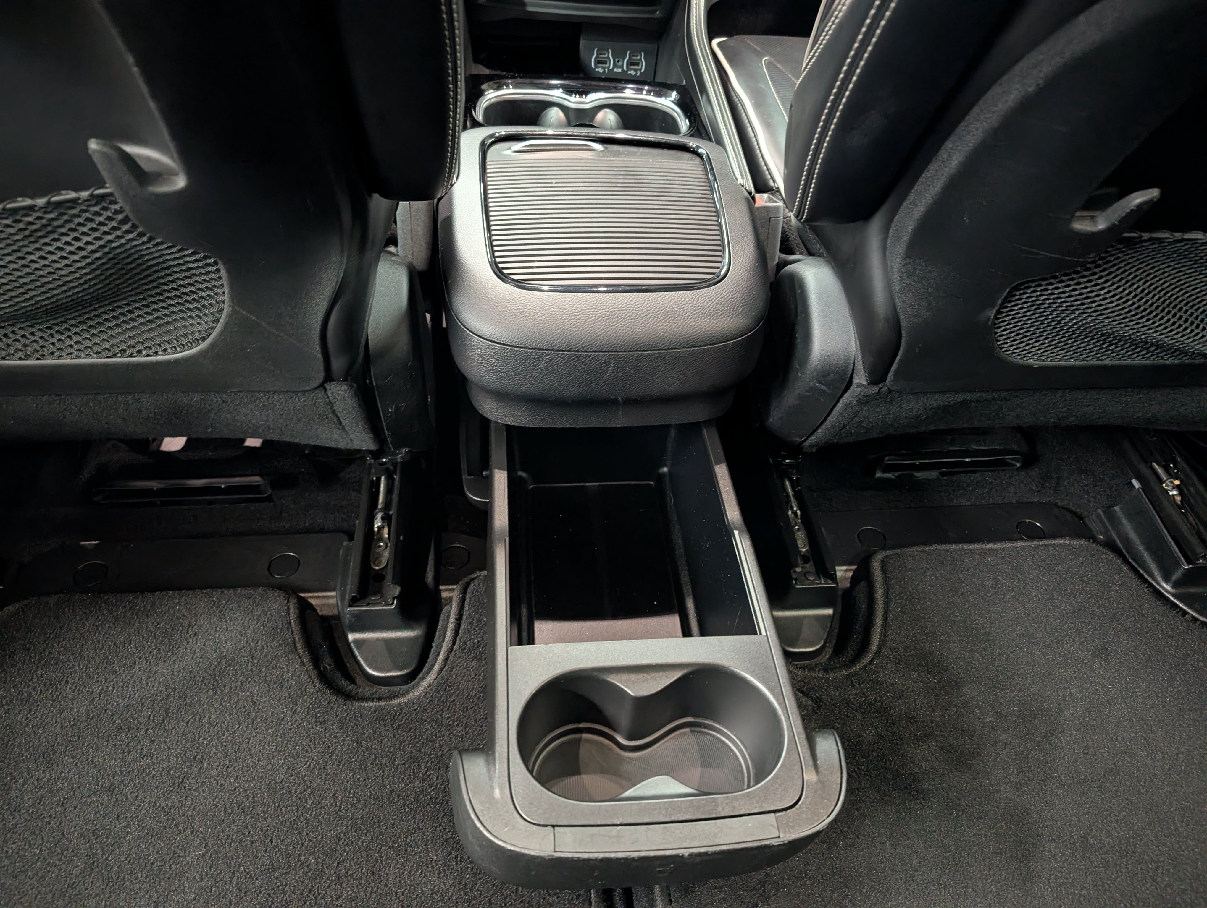 Used 2025 Chrysler Pacifica Limited FWD image 9