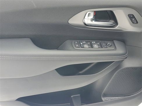 New 2026 Chrysler Pacifica Select image 15