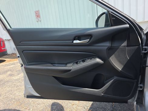 Used 2024 Nissan Altima 2.5 SV FWD image 25