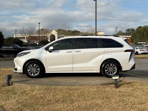 Used 2025 Toyota Sienna XLE w/ XLE Plus Package image 4