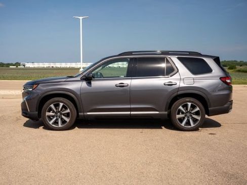 Used 2023 Honda Pilot Touring image 4