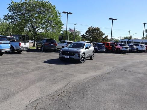 Used 2024 Chevrolet Trax RS FWD image 1