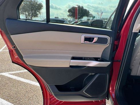 Used 2022 Ford Explorer XLT image 12