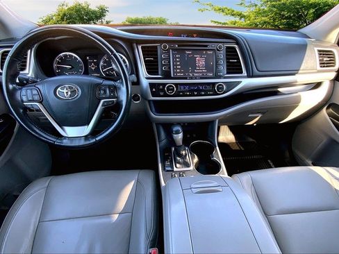 Used 2017 Toyota Highlander XLE image 7