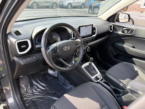 Used 2025 Hyundai Venue Limited FWD image 21