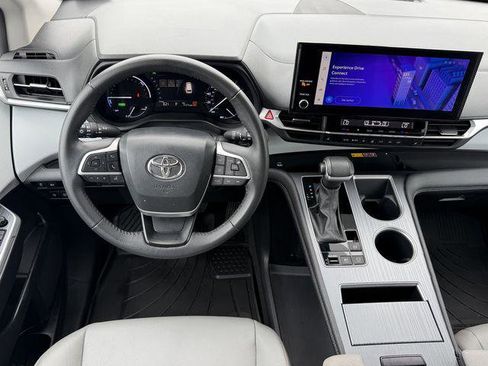 Certified 2025 Toyota Sienna XLE FWD image 10