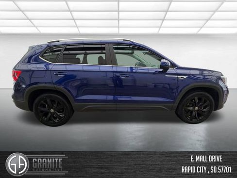 Used 2022 Volkswagen Taos SE w/ Panoramic Sunroof Package AWD/4WD image 7