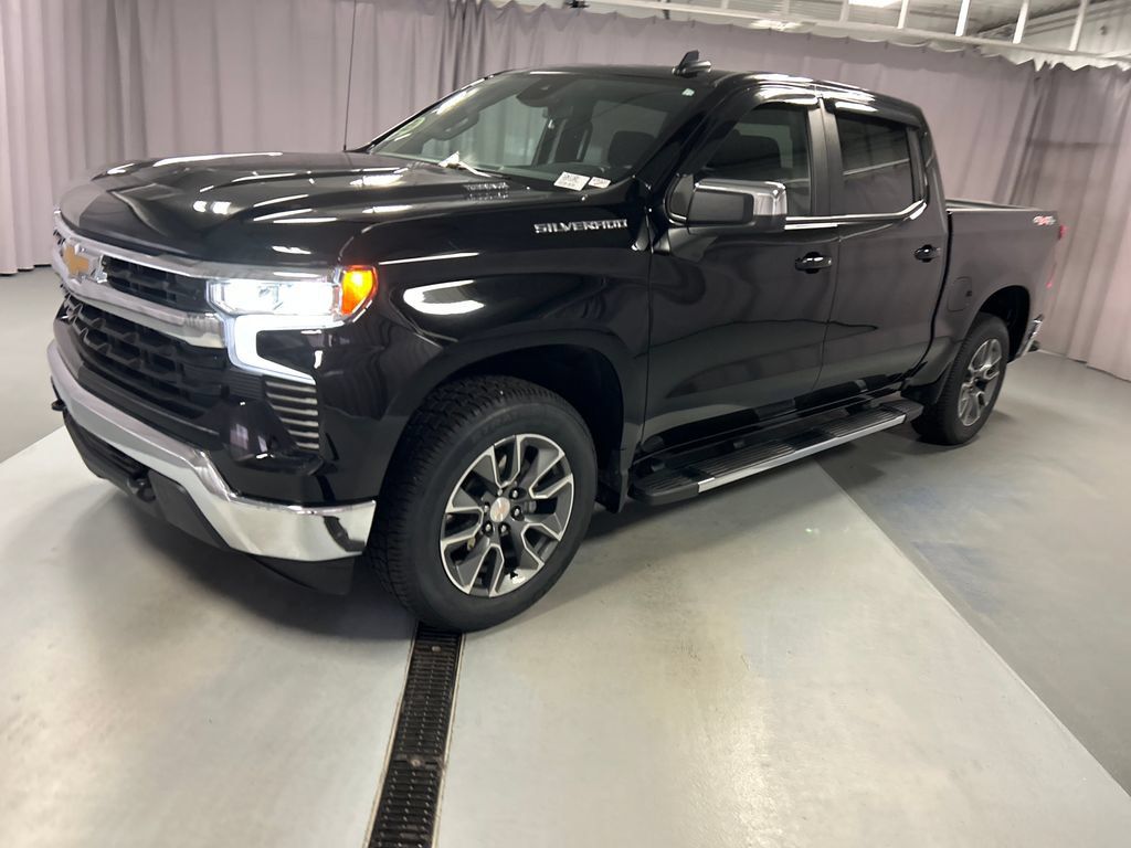 Used 2025 Chevrolet Silverado 1500 LT AWD/4WD image 3
