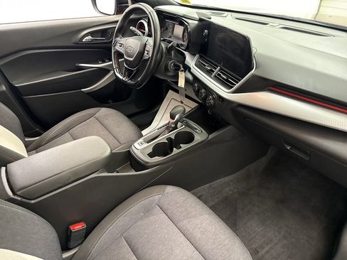 Used 2024 Chevrolet Trax RS FWD image 27