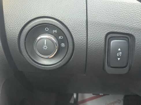 Used 2018 Ford Taurus SEL image 17