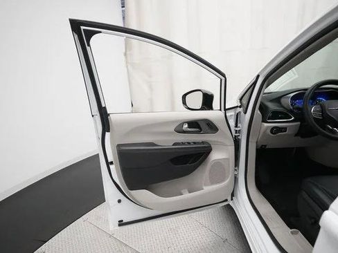 Certified 2024 Chrysler Pacifica Touring-L image 27