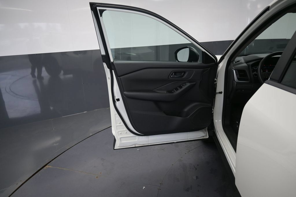 Used 2024 Nissan Rogue S FWD image 22