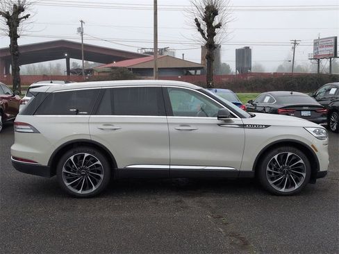 Used 2023 Lincoln Aviator Reserve w/ Equipment Group 201A image 6