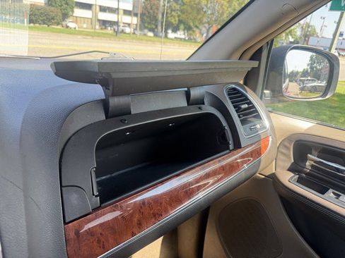 Used 2015 Chrysler Town & Country Touring image 29