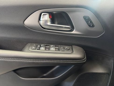 New 2027 Chrysler Pacifica Limited FWD image 29