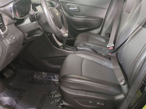 Certified 2022 Chevrolet Trax LT w/ Midnight Edition image 18