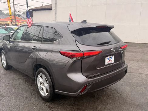 Used 2022 Toyota Highlander L FWD image 5