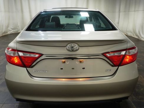 Used 2017 Toyota Camry SE w/ Moonroof Package FWD image 5