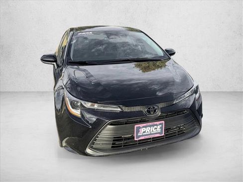 Used 2023 Toyota Corolla LE image 3