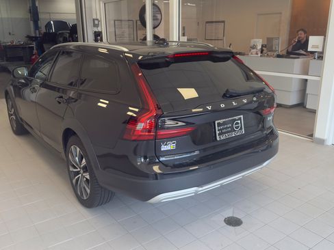 Used 2024 Volvo V90 B6 Cross Country Plus image 6