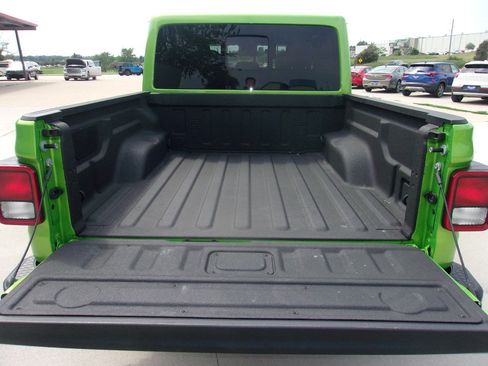 Used 2025 Jeep Gladiator Sport AWD/4WD image 10