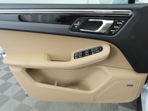 Certified 2025 Porsche Macan AWD/4WD image 27