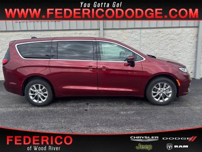 Used 2023 Chrysler Pacifica Touring-L w/ Uconnect Theater Family Group
