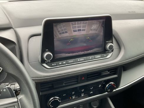 Used 2025 Nissan Rogue S AWD/4WD image 14