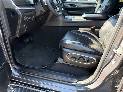 Used 2024 Jeep Wagoneer L Series II w/ Flexible Seating Group AWD/4WD image 9