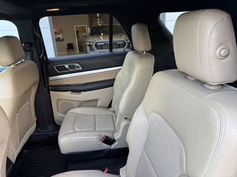 Used 2017 Ford Explorer XLT w/ Equipment Group 202A AWD/4WD image 13