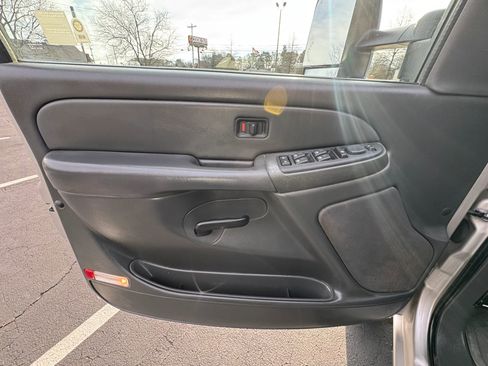 Used 2006 Chevrolet Silverado 2500 LT w/ Heavy-Duty Power Package image 16