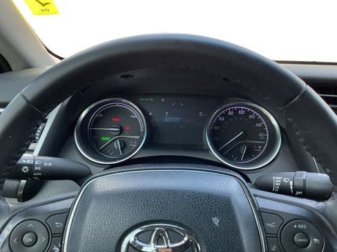 Used 2018 Toyota Camry XLE FWD image 12