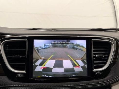 Used 2023 Chrysler Pacifica Limited FWD image 39