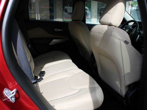 Used 2017 Jeep Cherokee Latitude w/ Comfort/Convenience Group image 17