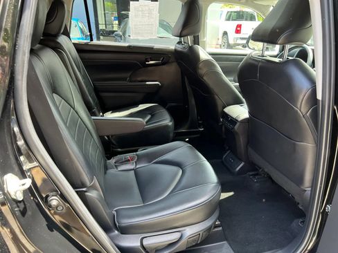 Used 2022 Toyota Highlander XLE FWD image 9