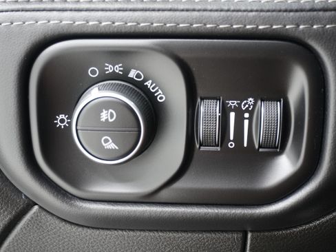 Used 2025 RAM 3500 Limited AWD/4WD image 32