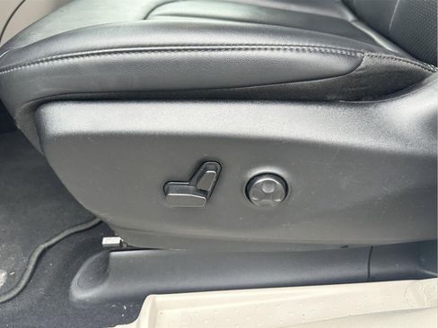 Used 2024 Chrysler Pacifica Select image 16