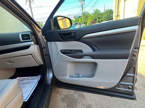 Used 2019 Toyota Highlander LE AWD/4WD image 31